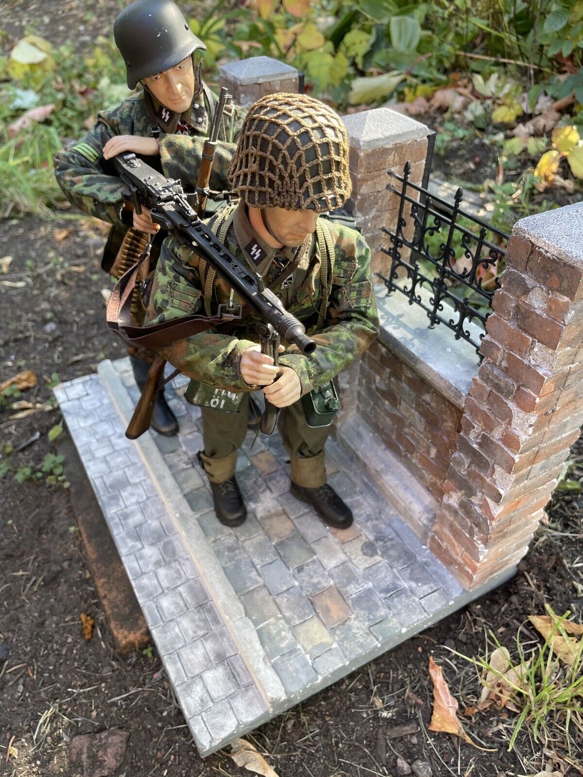 1/6 Scale German Waffen Ss Figures And Diorama Brick Fence