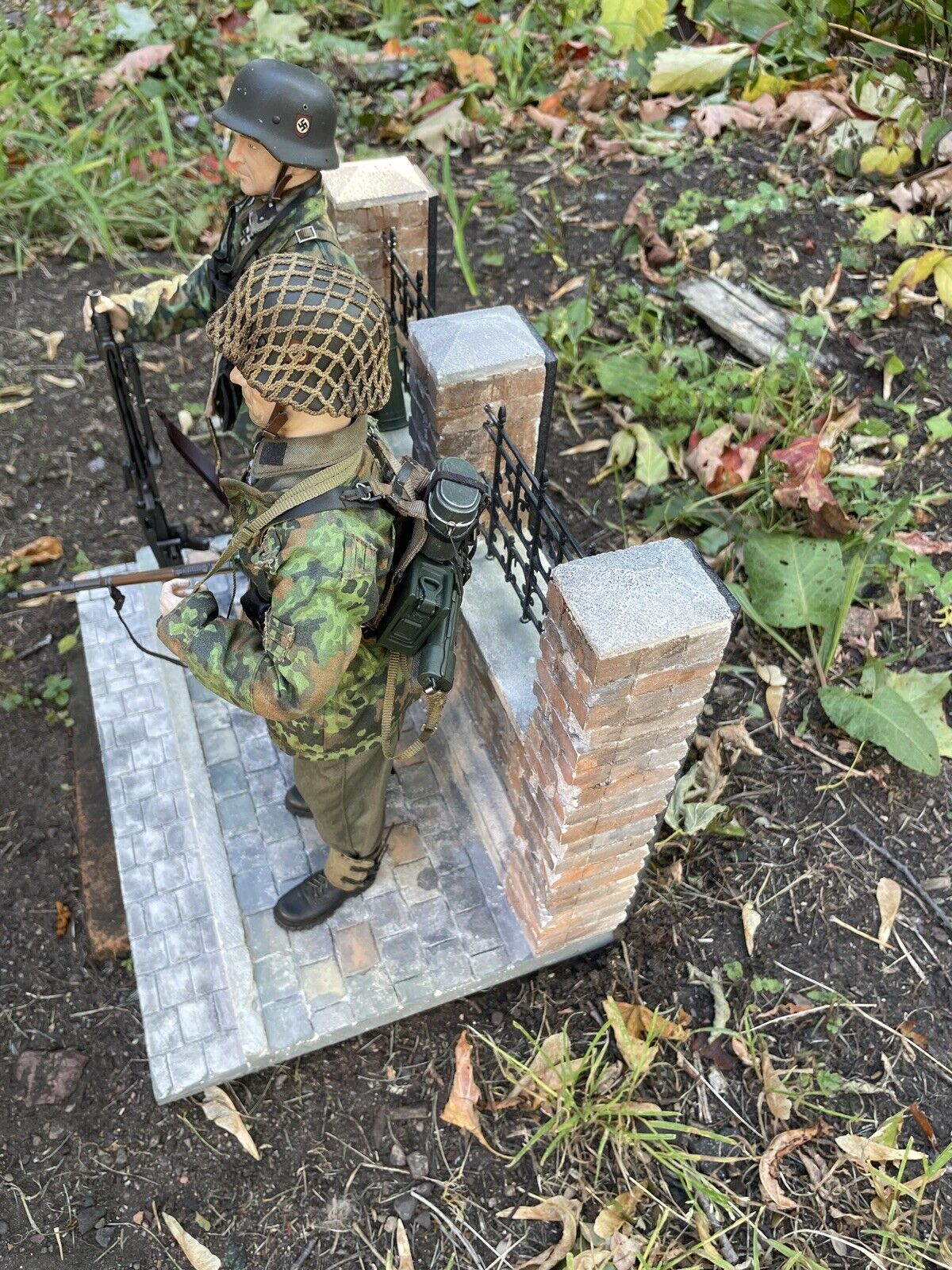 1/6 Scale German Waffen Ss Figures And Diorama Brick Fence